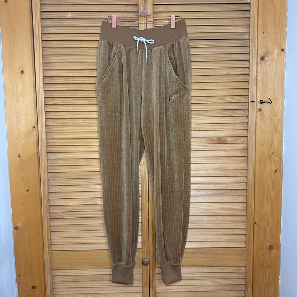 Nike women’s Tan Velour Joggers size small